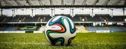 Pallone da calcio in mezzo allo stadio sull'erba
